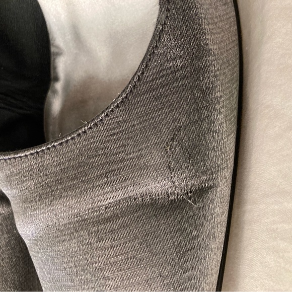 Stuart Weitzman Silver Pump Ex Cond - Picture 4 of 9